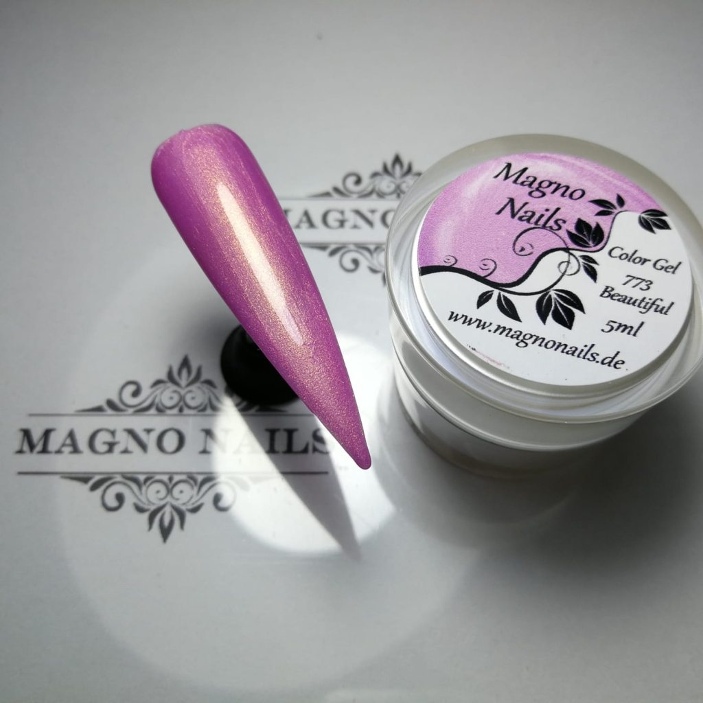 Zart Pink Metallic Perl Pearl UV Gel aufgetragen deckend
