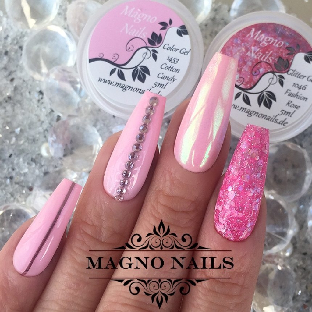 Nageldesign Idee - Rosa Chrome Nägel mit Pailetten