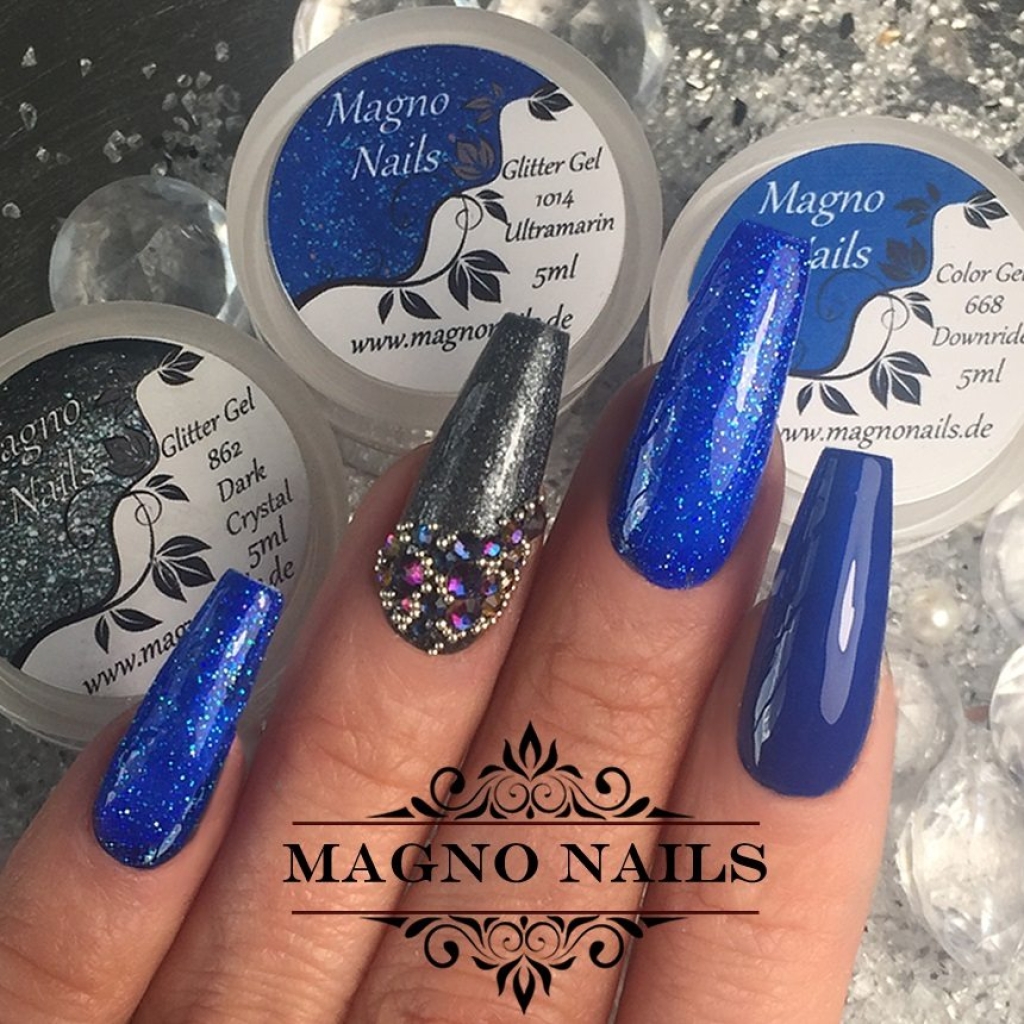 Dunkelblaue Nägel mit Glitter und Highlight