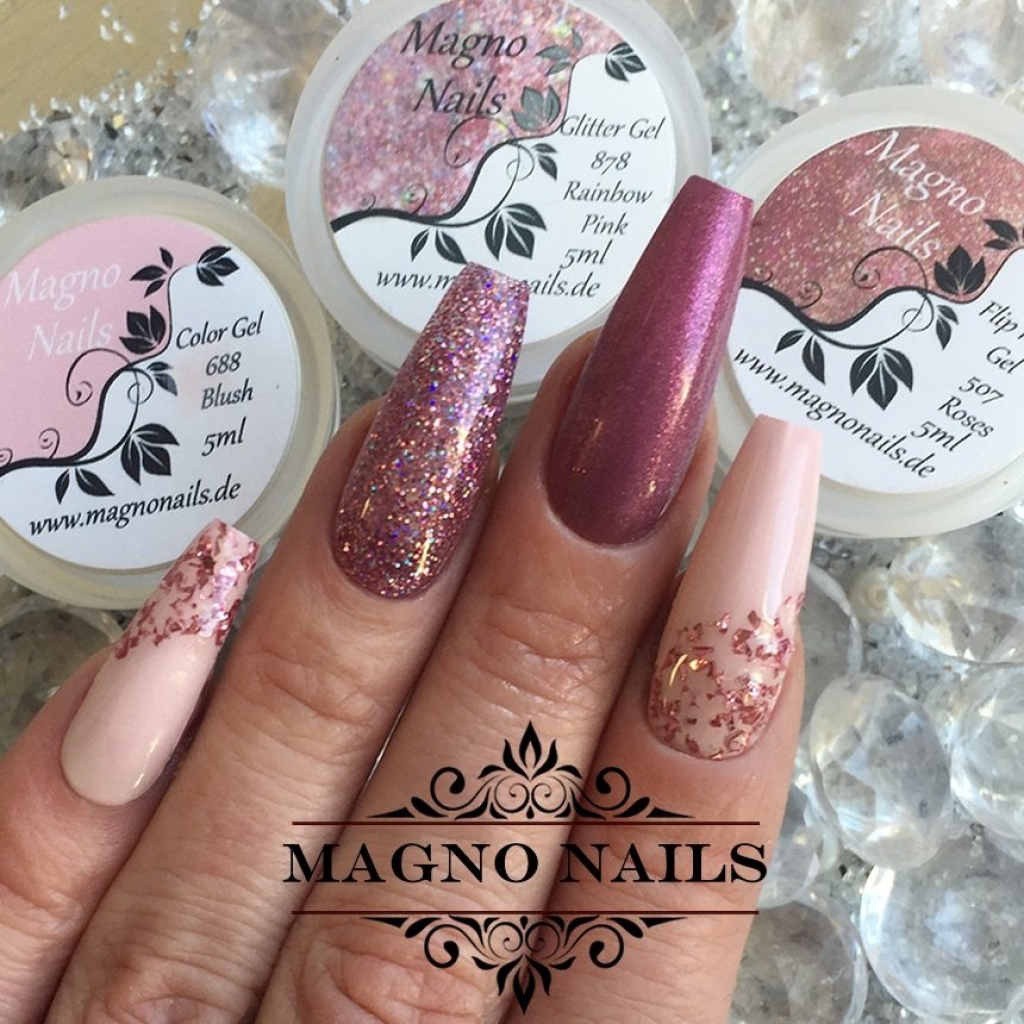 Altrosa Nageldesign für den Herbst mit Glitter