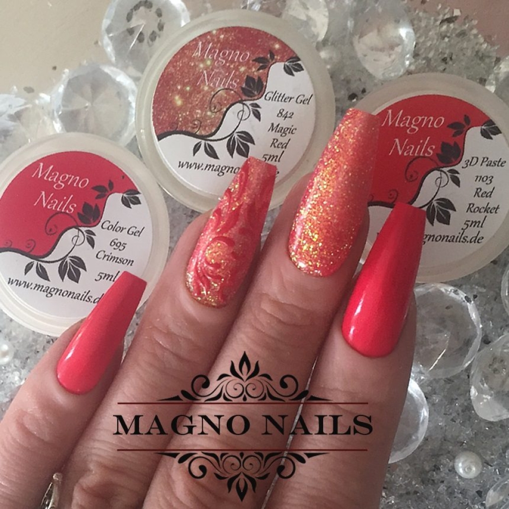 Rote Näge mit Glitter und Schnörkel