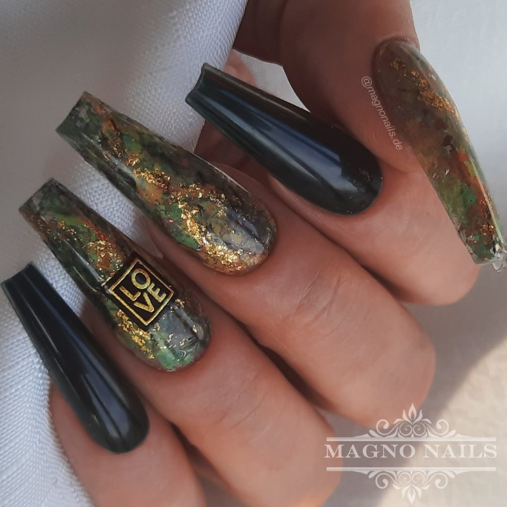 Nageldesign Idee - Dunkelgrün Nail Folie Love