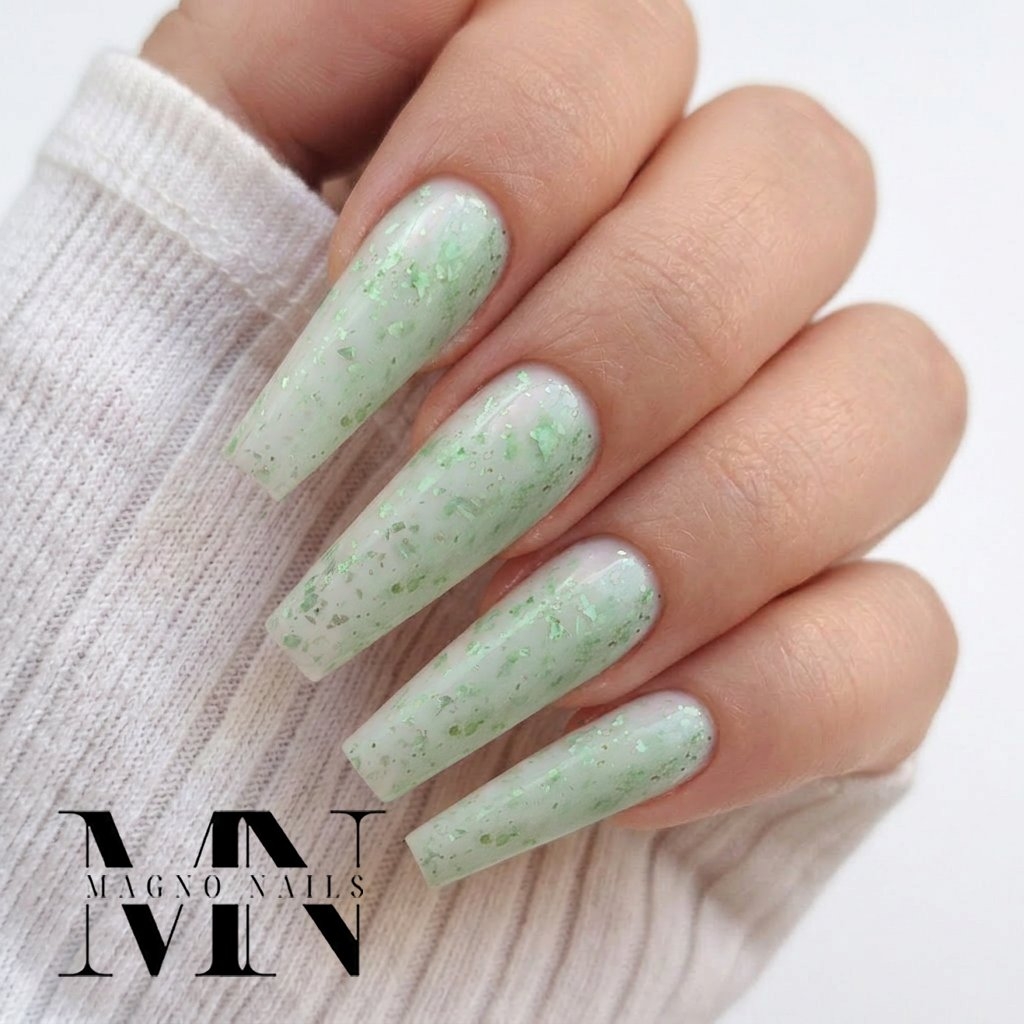 Nageldesign mit Make Up grüne Flakes - Marmor Green